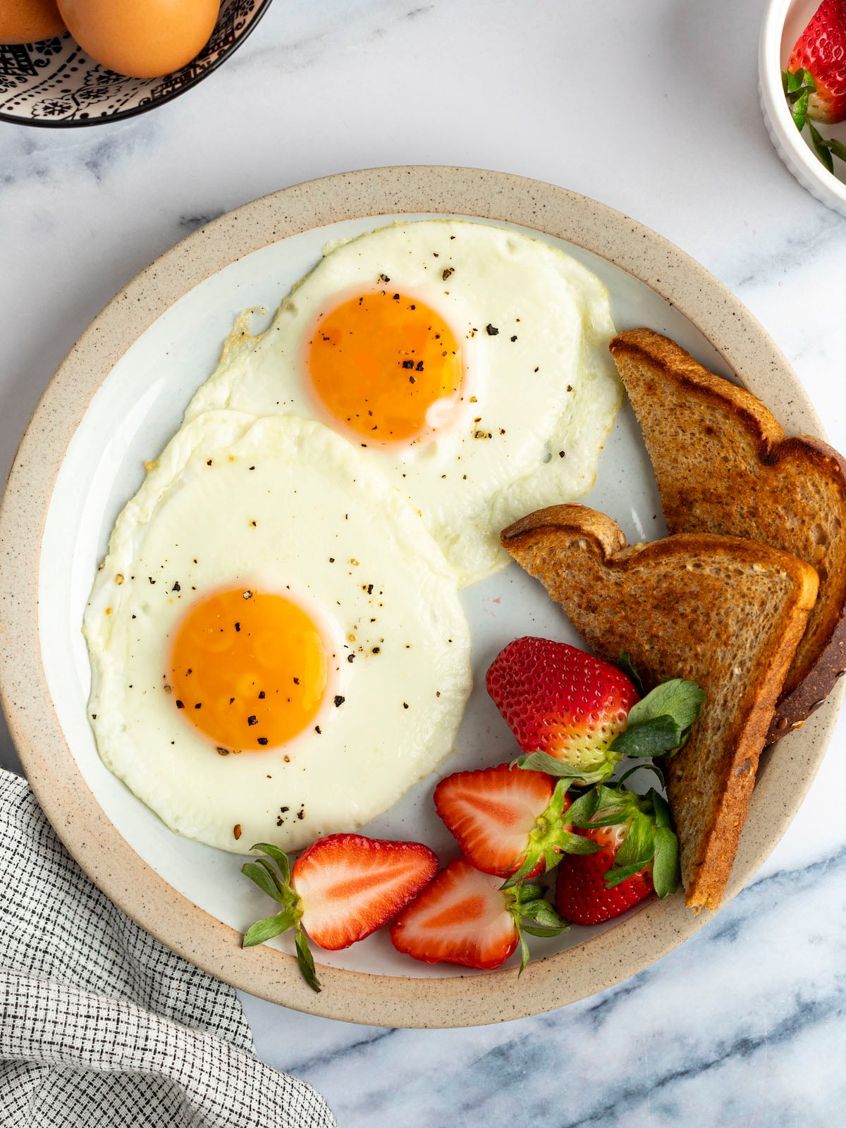 Master Sunny Side Up Eggs: Achieve Runny Yolks & Set Whites